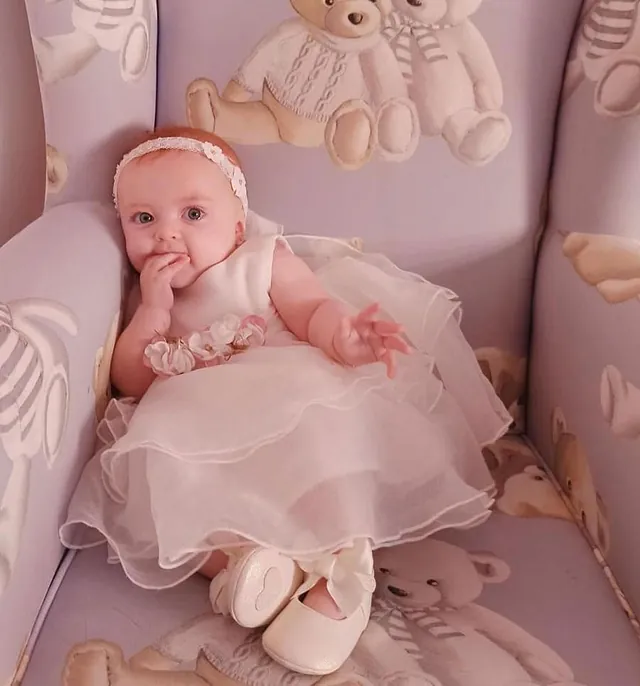 Boutique Infantil Elbe niña con vestido de bautizo
