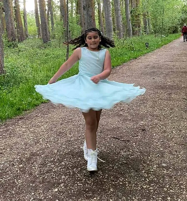 Boutique Infantil Elbe niña con vestido azuk